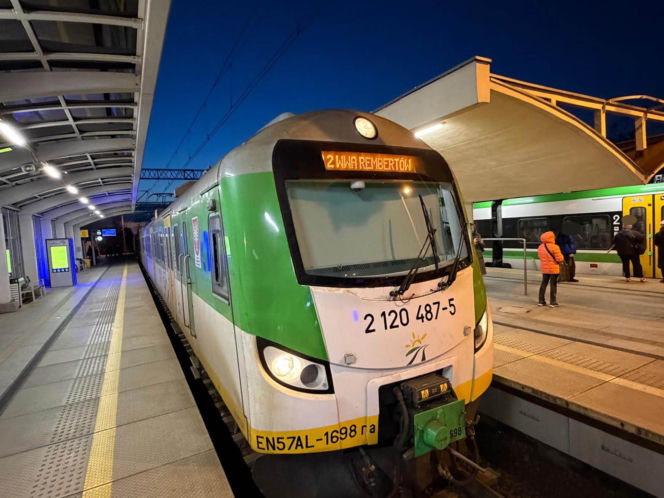 Młody mężczyzna wtargnął na tory, 21-latek nie żyje. Pociągi opóźnione nawet godzinę