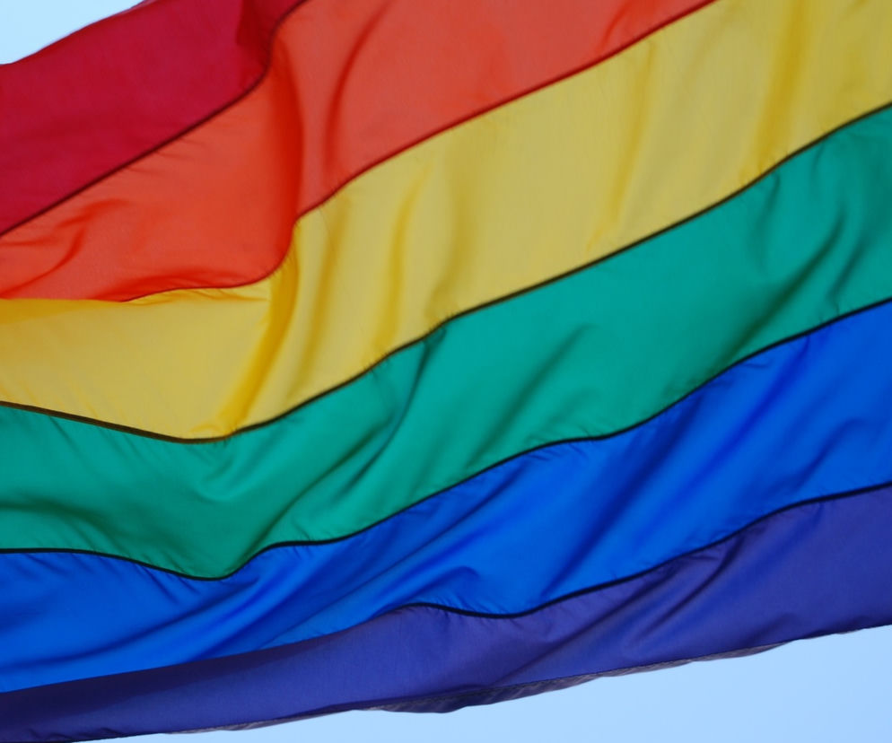 PRZERAŻAJĄCE! Na scenie „mordowali” kukłę arcybiskupa. SKANDAL na imprezie LGBT