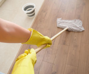 Wyciśnij do ostatniej kropli, wymieszaj z wodą i umyj panele. Usunie z nich matowy osad i brud, aż będą błyszczały. Mycie paneli podłogowych bez smug