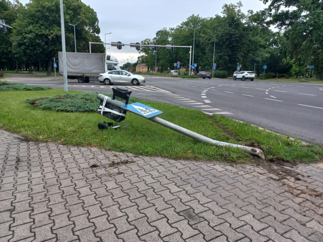 Nie działa sygnalizacja świetlna na Jana Pawła na DK12 w Lesznie. Zawinił kierowca