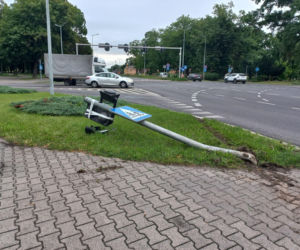 Nie działa sygnalizacja świetlna na Jana Pawła na DK12 w Lesznie. Zawinił kierowca