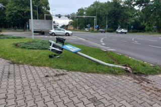 Nie działa sygnalizacja świetlna na Jana Pawła na DK12 w Lesznie. Zawinił kierowca