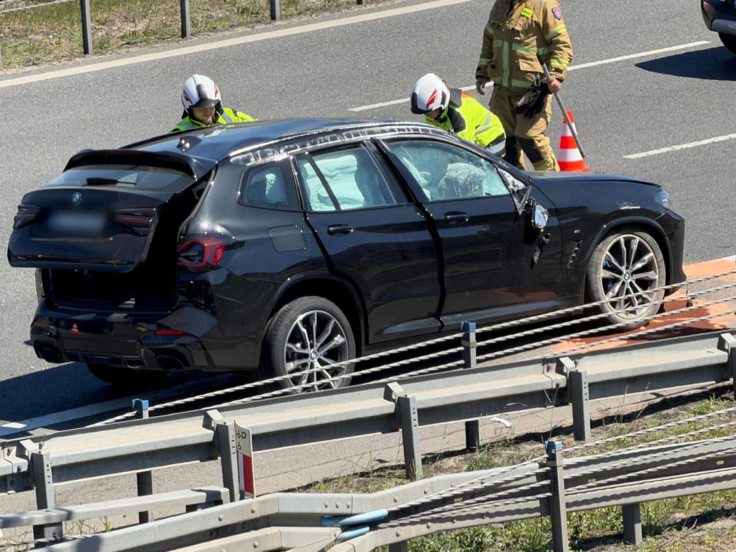 BMW dachowało na S2. Kawałki roztrzaskanej karoserii poharatały inne auta!