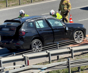 BMW dachowało na S2. Kawałki roztrzaskanej karoserii poharatały inne auta!