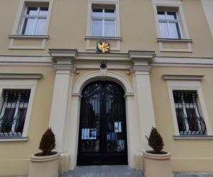 To miasto ma jeden z najstarszych rynków na Śląsku. Zachwyca zabytkowymi kamienicami i ratuszem