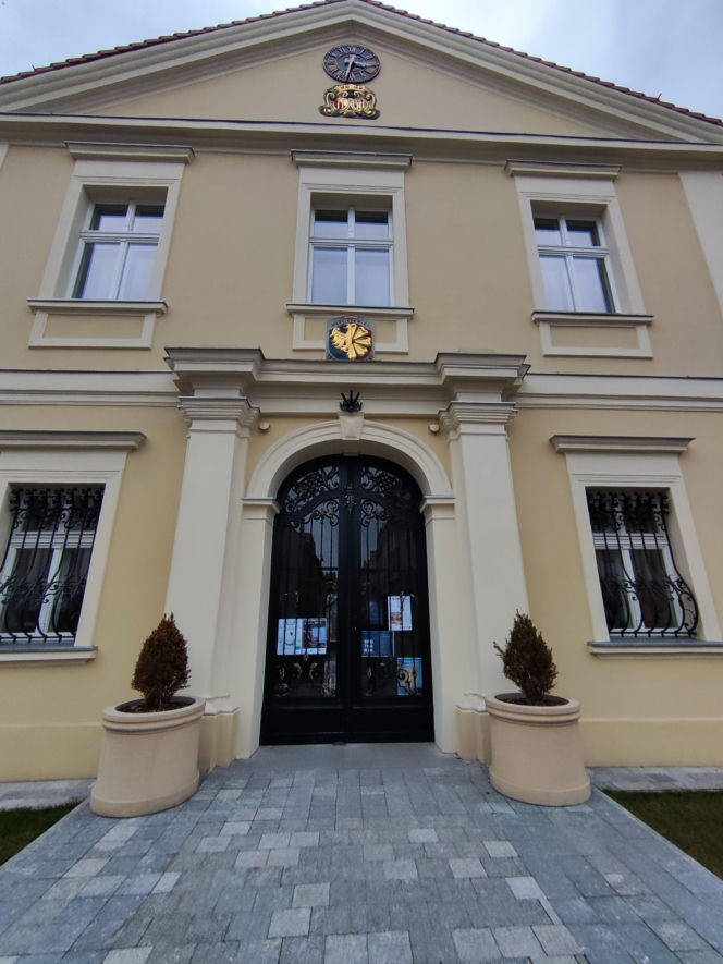To miasto ma jeden z najstarszych rynków na Śląsku. Zachwyca zabytkowymi kamienicami i ratuszem