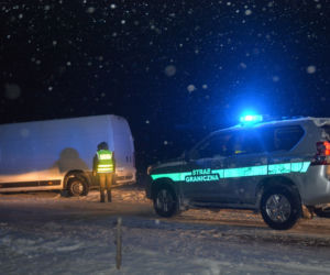Bus wypchany po brzegi papierosami. Przemytnik był przygotowany na pościg. W skrytce były kolce