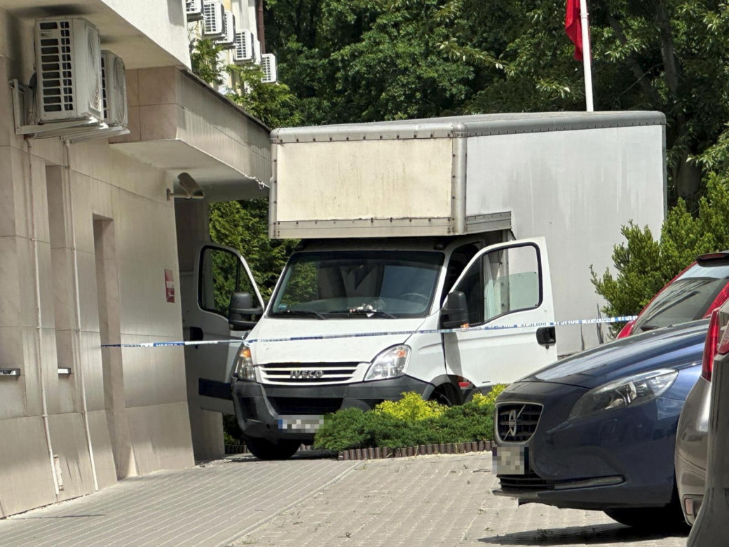 Auto wjechało w budynek sądu w Warszawie. Kierowca z impetem wyłamał szlaban i wjechał na zamknięty teren