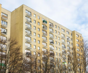 Blok z wielkiej płyty przy Marsylskiej 3 w Warszawie