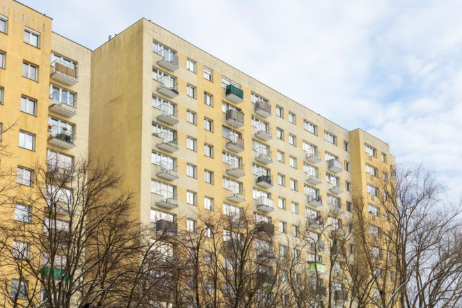 Blok z wielkiej płyty przy Marsylskiej 3 w Warszawie