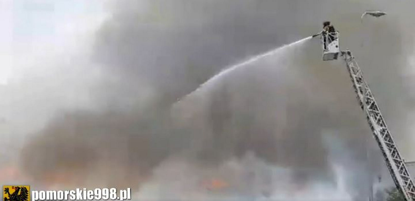 Ogromny pożar Biedronki w Słupsku. Obiekt niemal całkowicie zniszczony