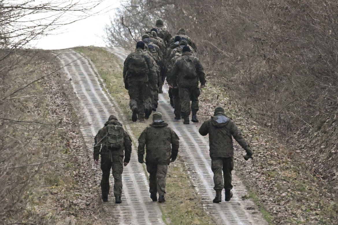 Lubelskie: 200 policjantów poszukuje obiektu, który wleciał w Polską przestrzeń powietrzną [ZDJĘCIA]