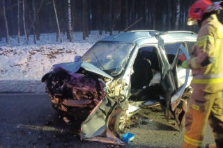 Śmiertelny wypadek na DK74. Jedna osoba nie żyje, druga w szpitalu