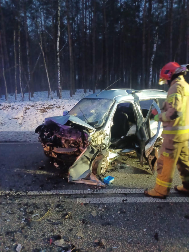 Śmiertelny wypadek na DK74. Jedna osoba nie żyje, druga w szpitalu