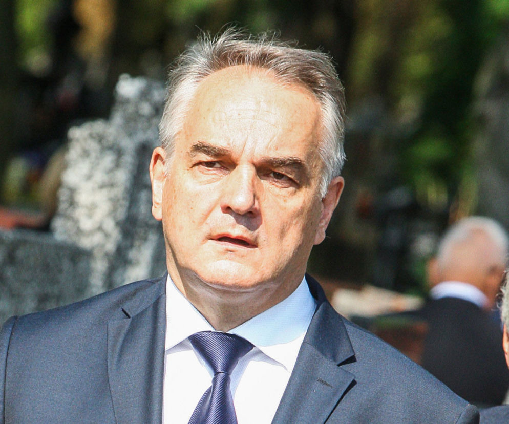 Waldemar Pawlak w garniturze. O kontrowersjach z życia byłego premiera przeczytasz na portalu Super Express.