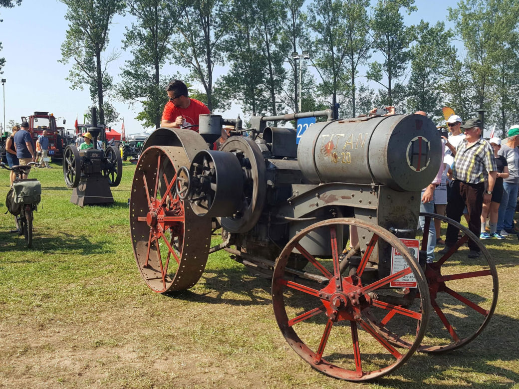 Festiwal starych ciągników w Wilkowicach. Setki maszyn, tysiące widzów i upał 