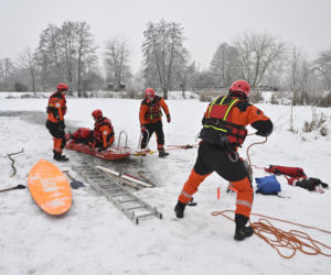 Gdy załamie się lód. Co robić, by uratować siebie lub kogoś, gdy wpadnie do wody?