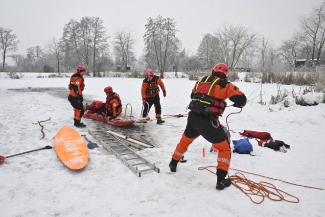 Gdy załamie się lód. Co robić, by uratować siebie lub kogoś, gdy wpadnie do wody?