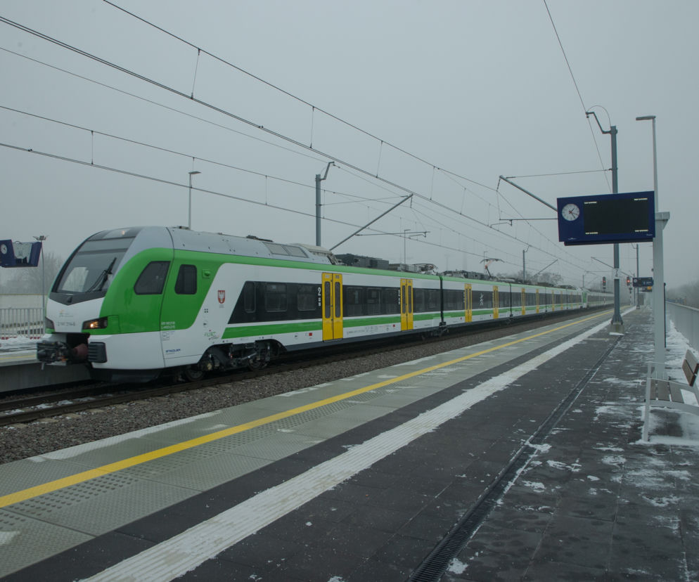 Postawili stację kolejową w szczerym polu. Cztery lata budowy, jeden pociąg na godzinę