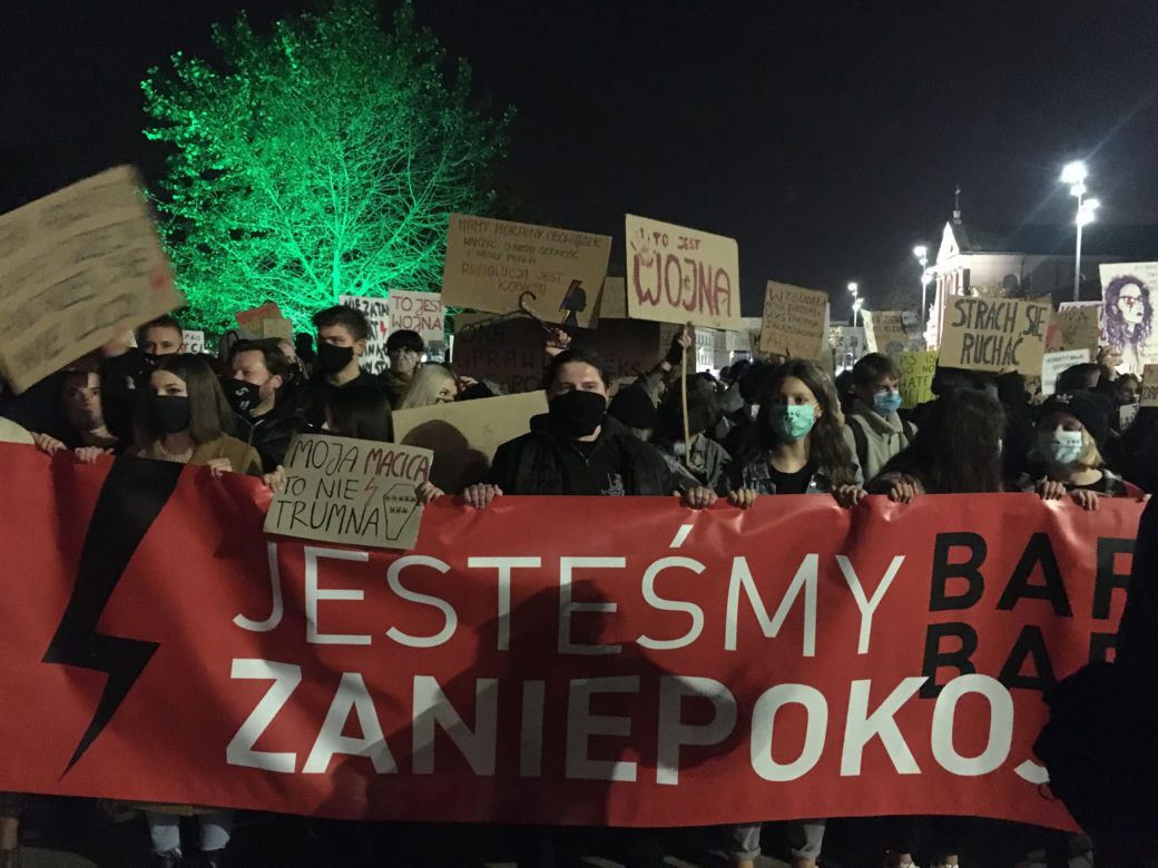 Uczestnnicy maszerują przez Krakowskie Przedmieście w kierunku CSK