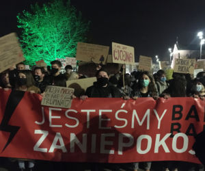 Uczestnnicy maszerują przez Krakowskie Przedmieście w kierunku CSK