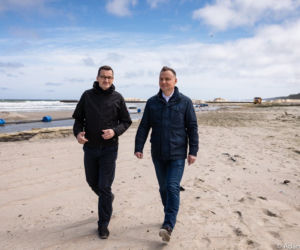 Premier Mateusz Morawiecki i Prezydent Andrzej Duda na piwie, na Mierzei Wiślanej   