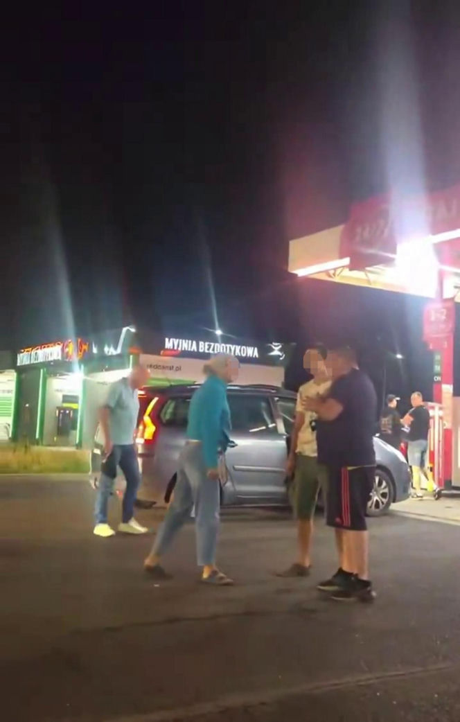 Wepchnął się w kolejkę do tankowania. Chwilę później wybuchła bójka