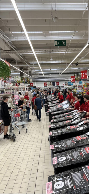 Tajemnicze wózki Auchan, to kupili klienci w Warszawie 
