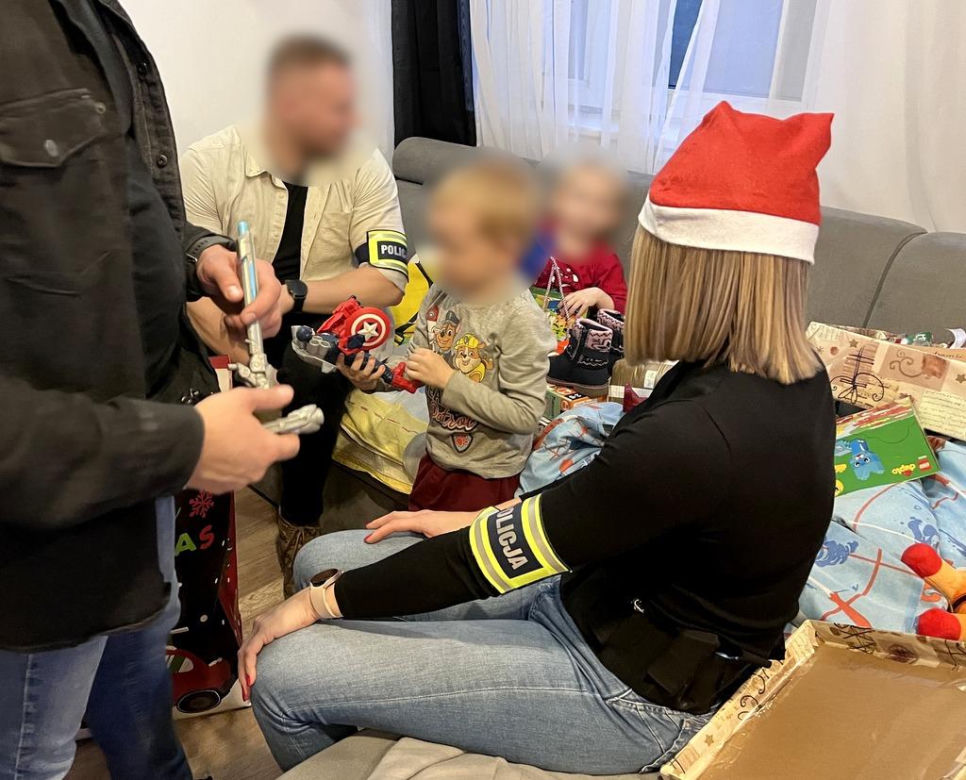 Samotnie wychowuje siedmioro dzieci! Takiego prezentu od policjantów się nie spodziewał