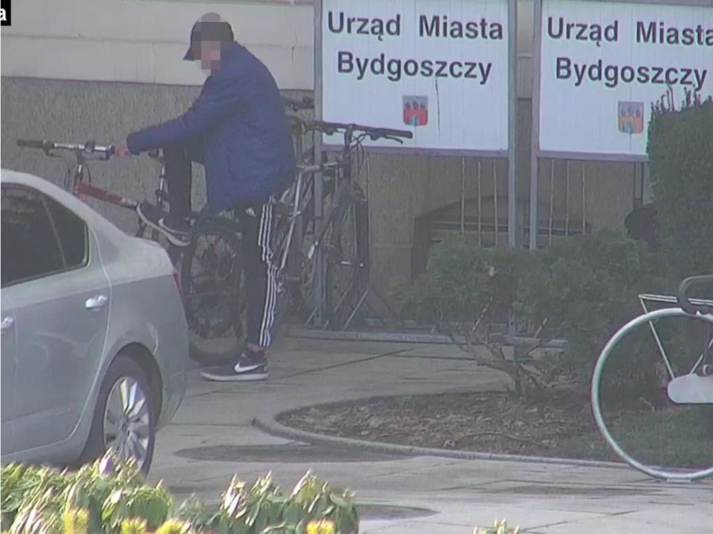 Bydgoszcz. Pił piwo na Starym Rynku, a potem odjechał nie swoim rowerem! Wszystko pod okiem kamery 