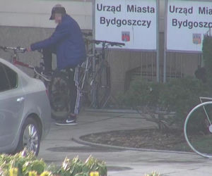 Bydgoszcz. Pił piwo na Starym Rynku, a potem odjechał nie swoim rowerem! Wszystko pod okiem kamery 