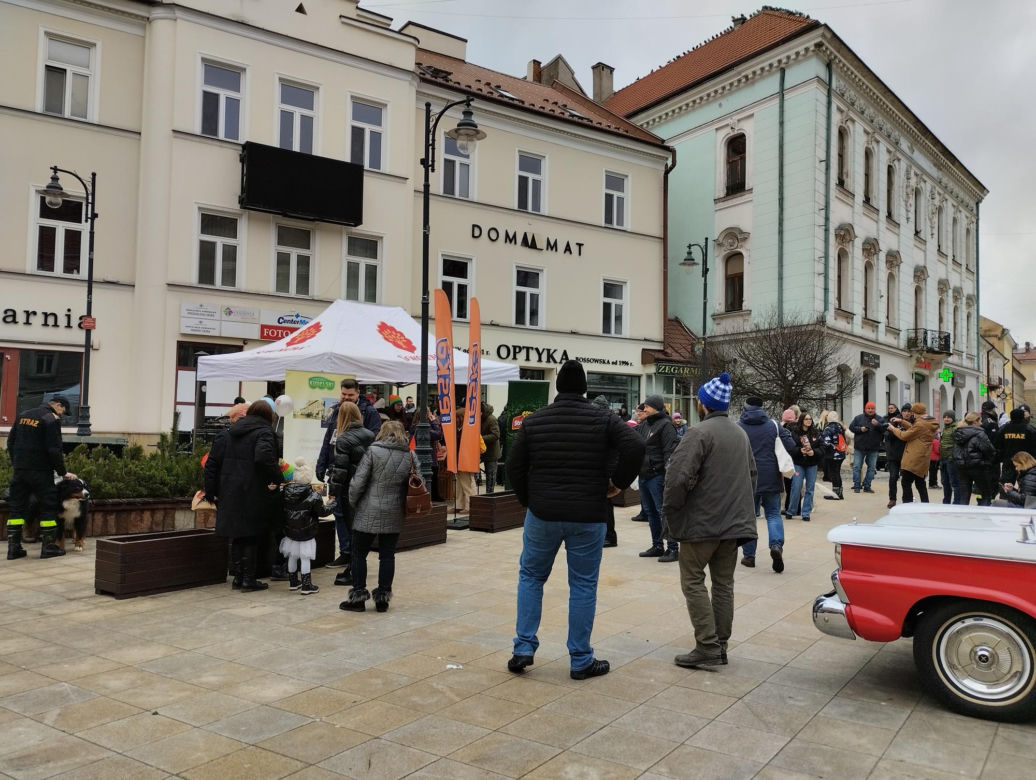WOŚP 2024. Dziennikarze Radia ESKA rozgrzewają Tarnów pysznym żurkiem!