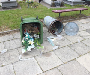 Zniszczony cmentarz w Tarnowie