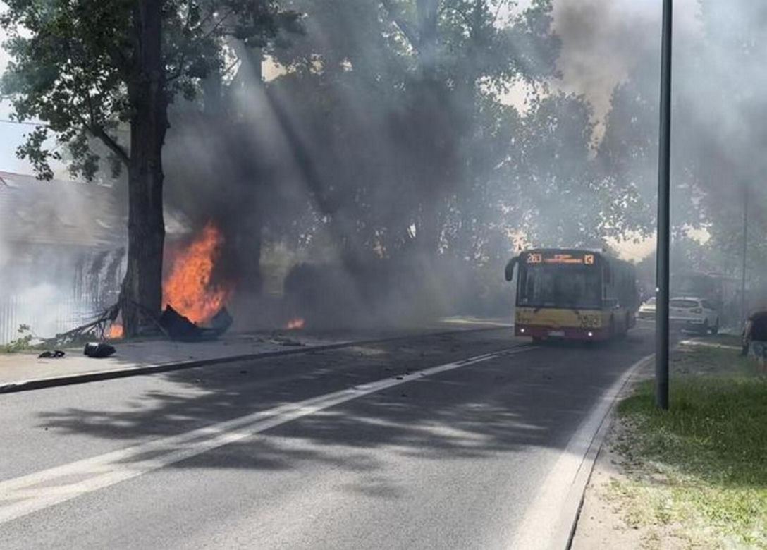 Drogowcy montują progi zwalniające na ul. Vogla. Rok temu rozpędzone BMW z trzema mężczyznami wbiło się tu w drzewo i spłonęło