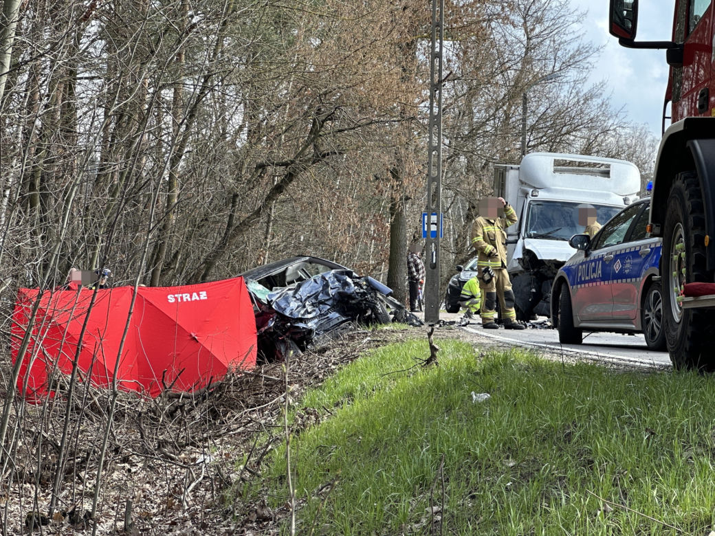 Tragedia w Klembowie. Z auta zostały strzępy, kierowca nie żyje. Są ranni