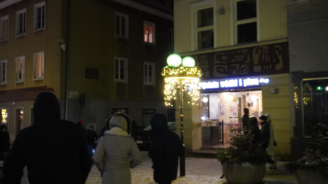 Świąteczne iluminacje w Olsztynie zachwycają. Prawdziwą „gwiazdą” jest choinka na starówce [ZDJĘCIA]
