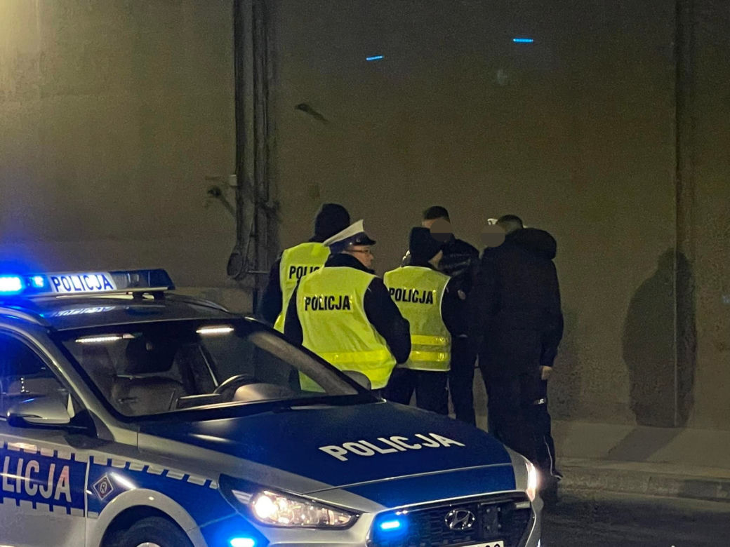 Gigantyczne utrudnienia w tunelu! Trzy osoby ranne. Makabra na Wybrzeżu Kościuszkowskim