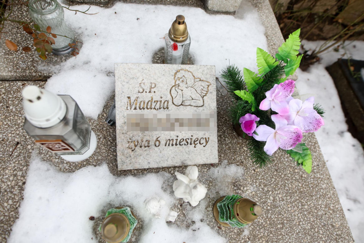 Madzia z Sosnowca miałaby dziś 14 lat. Ktoś ciągle stawia znicze na jej grobie 