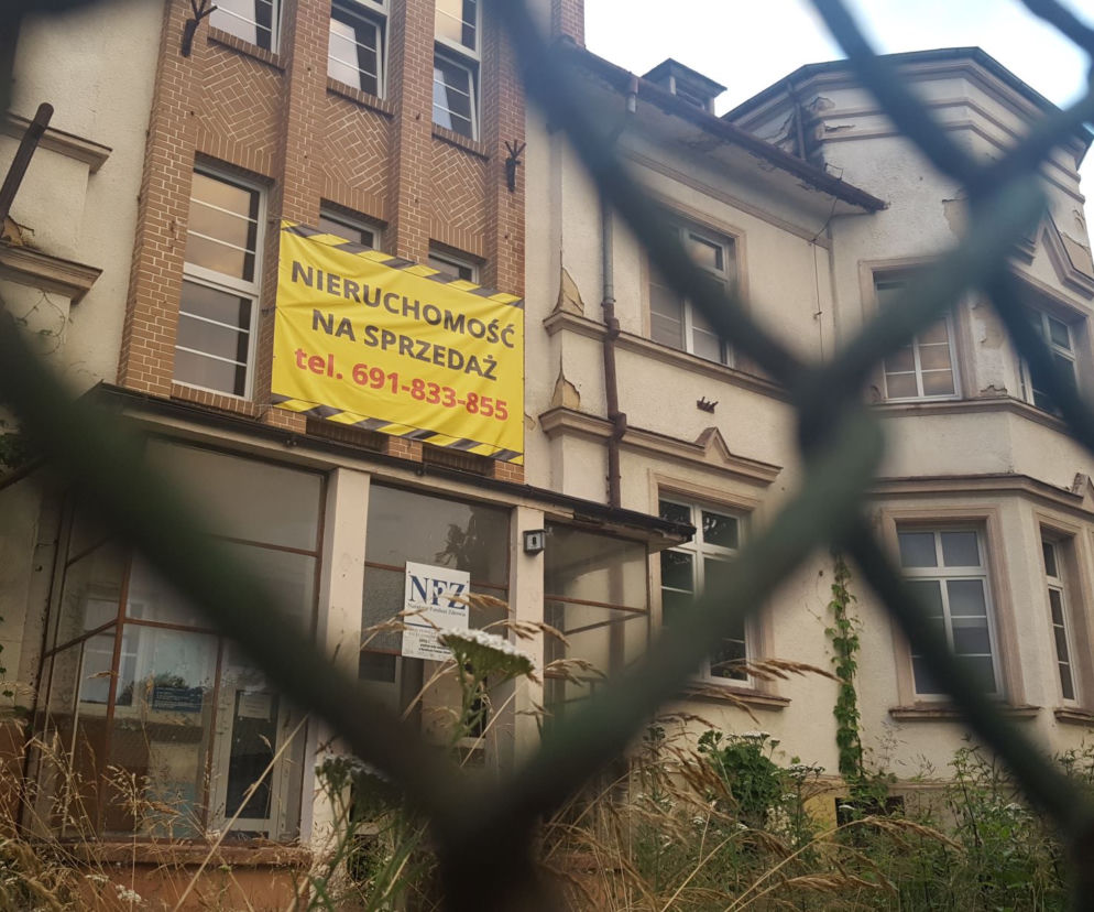 ​Budynek byłego szpitala w Górze stoi i niszczeje 