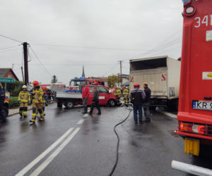 Wypadek w Stróżach. Dostawczak staranowany przez ciężarówkę