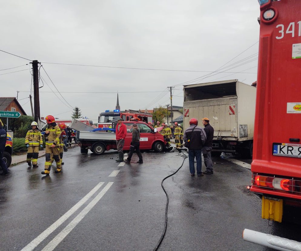 Wypadek w Stróżach. Dostawczak staranowany przez ciężarówkę