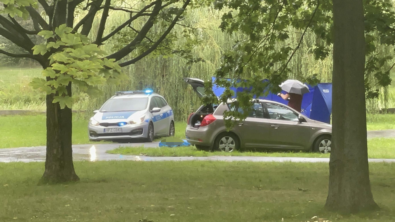Leżał na ławce bez oznak życia. Ratunek przyszedł za późno