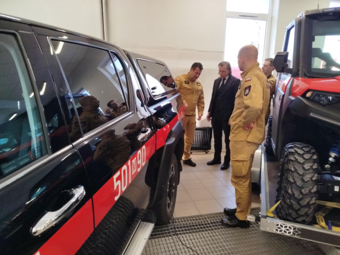 Nowy sprzęt trafi do strażaków z Siedlec, Łosic, Makowa Mazowieckiego, Ostrołęki, Ostrowi Mazowieckiej, Pułtuska, Sokołowa Podlaskiego, Węgrowa i Wyszkowa