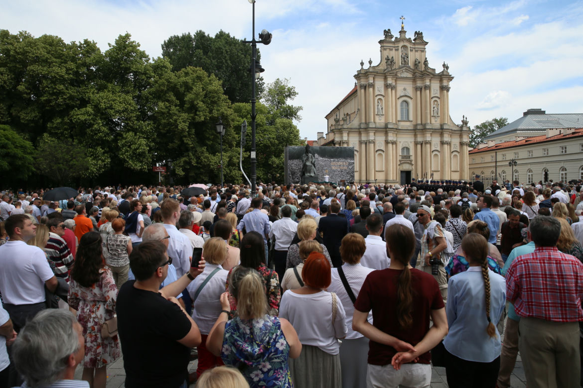 Centralna procesja Bożego Ciała w Warszawie. Ołtarze nawiązywały do wojny