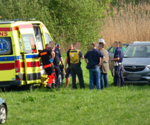 Zakuli go w kajdanki, ale im uciekł. Skuty 27-latek dał nura do jeziora