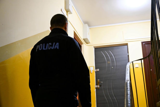 Dwa dni przed tragedią pozowali razem do zdjęcia. Dziś w mieszkaniu przy Bałtyckiej 3 nadal pracują śledczy