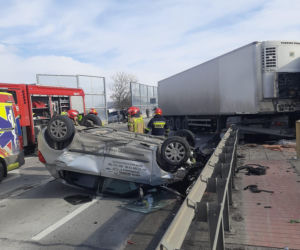 Zderzenie ciężarówki z osobówką na DK 94. Są ranni i utrudnienia