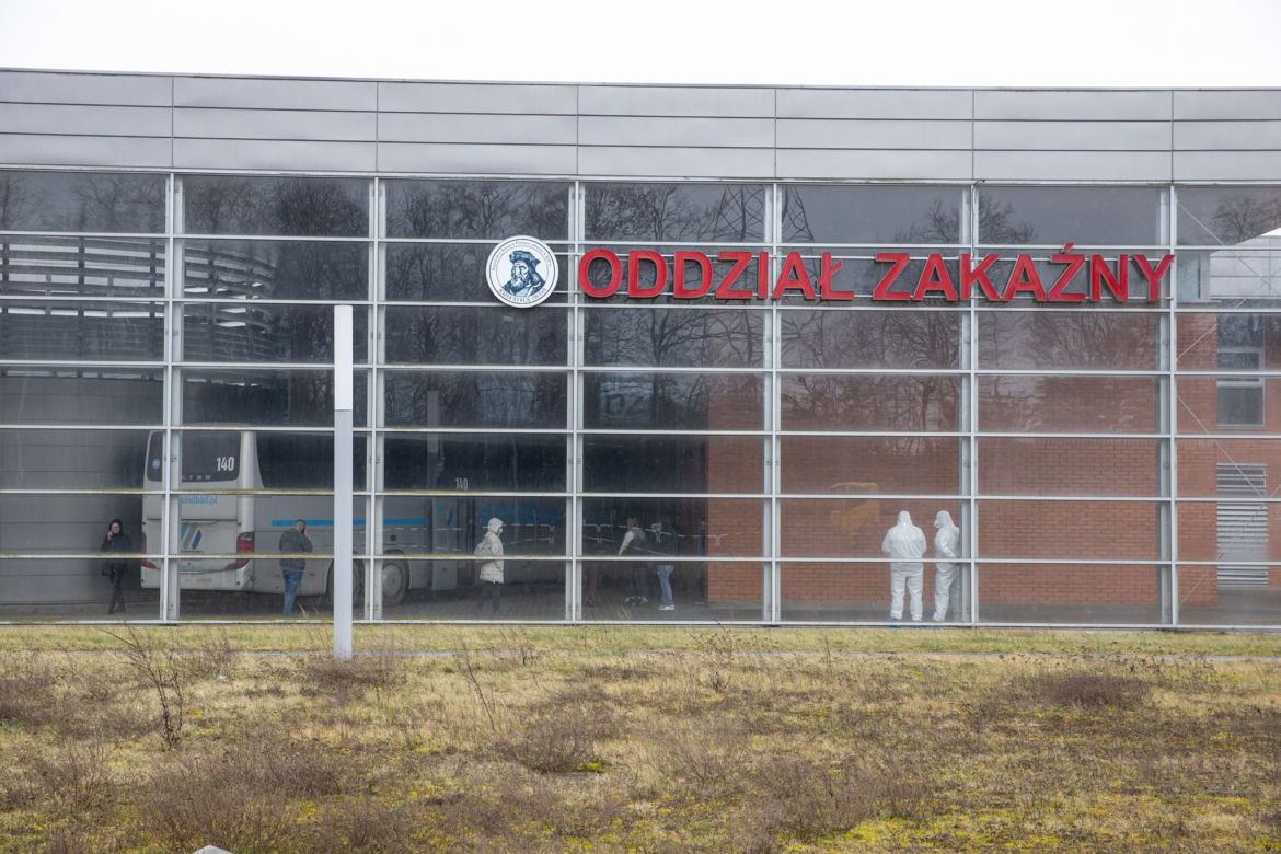 Autokar ESKORTOWANY przez policję! Powód? Podejrzenie koronawirusa!