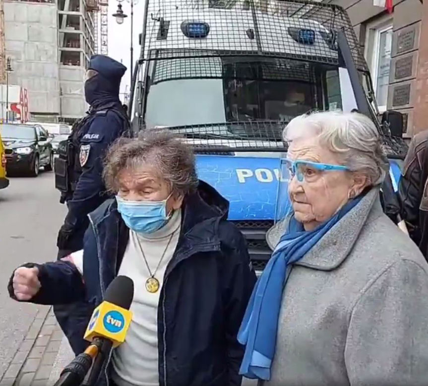 Powstańcy warszawscy na strajku kobiet 