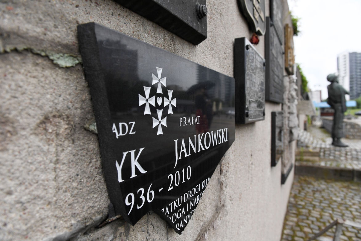 Zniszczyli tablicę Jankowskiego